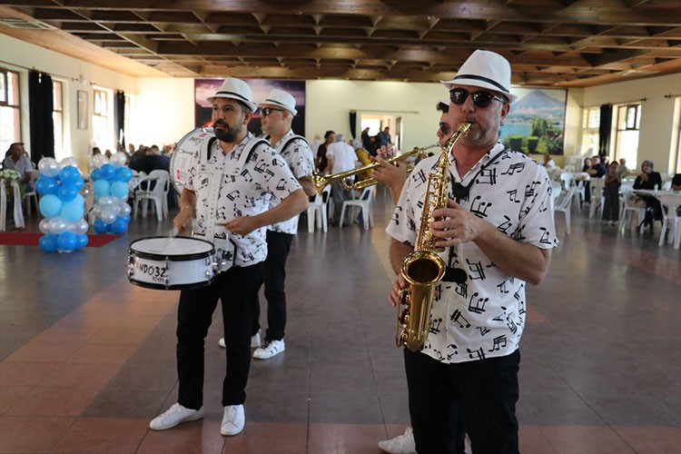 Öğretmenlerin kurduğu bando, düğünlere renk katıyor