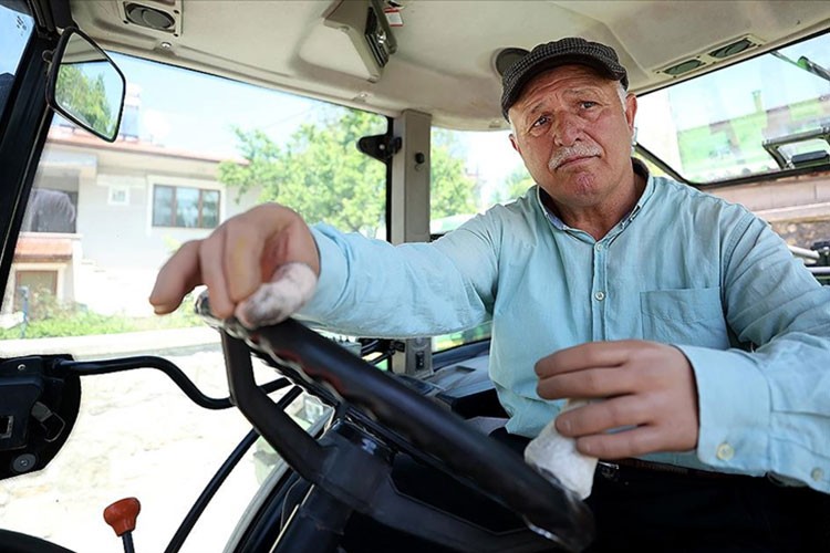 Kırklarelili çiftçi 30 yıldır protez kollarla tarım yapıyor