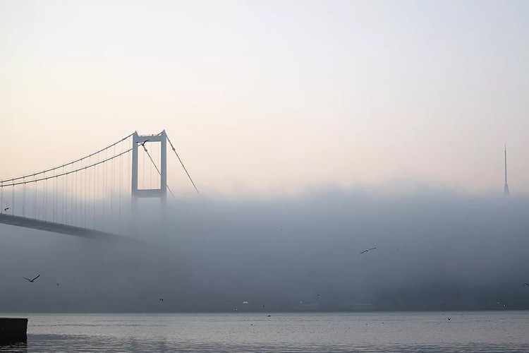 İstanbul Boğazı'nda yoğun sis etkili oluyor