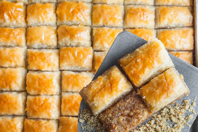 Baklavanın orijinali bal şerbetinden yapılır