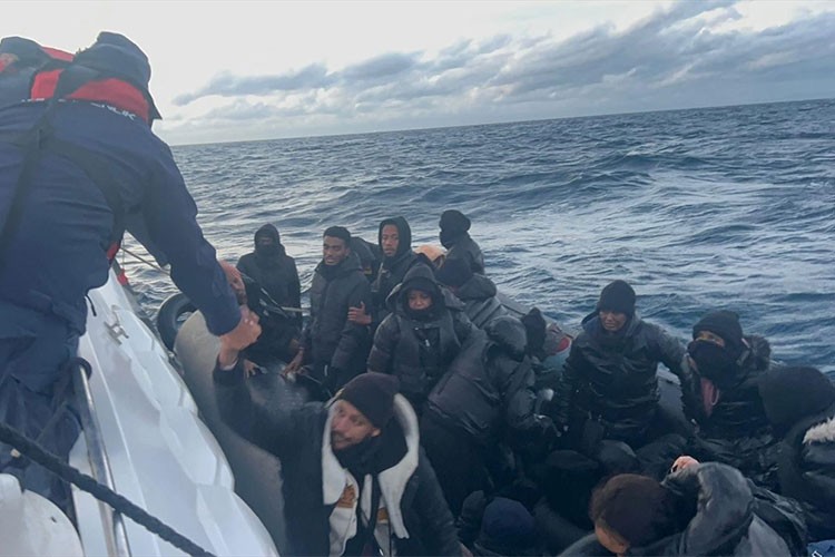 İzmir'de 107 düzensiz göçmen yakalandı