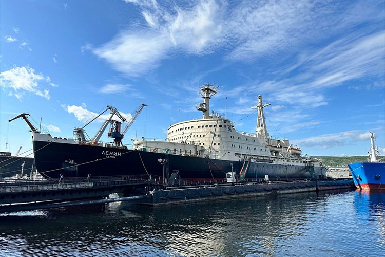 Dünyanın ilk nükleer buzkıranı ziyaretçilerini ağırlıyor