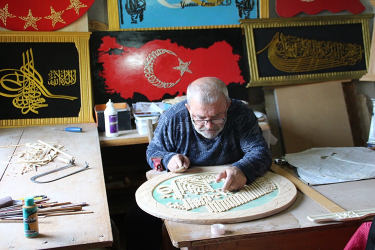 Naht sanatı ustası 26 yıldır ahşaba estetik katıyor