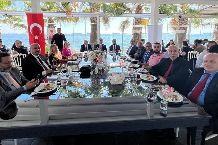 Gazeteciler ve sanatçılar TÜMKİAD'ın kahvaltısında buluştu