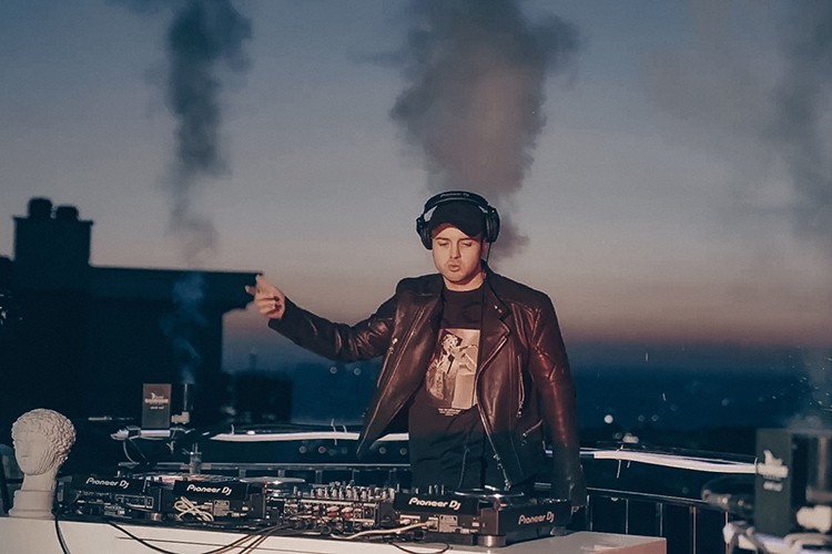 Ünlü Dj Kubilay Aydın, Youtube kanalı için evinin terasında çok özel bir canlı yayın yaparak hayranları ile hasret giderdi.