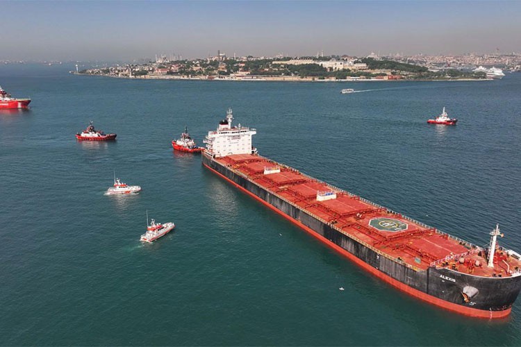 İstanbul Boğazı'nda gemi trafiği çift yönlü askıya alındı