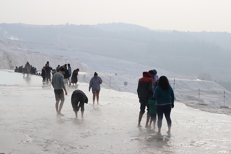 Pamukkale yeni yılın ilk gününde ziyaretçi akınıyla doldu