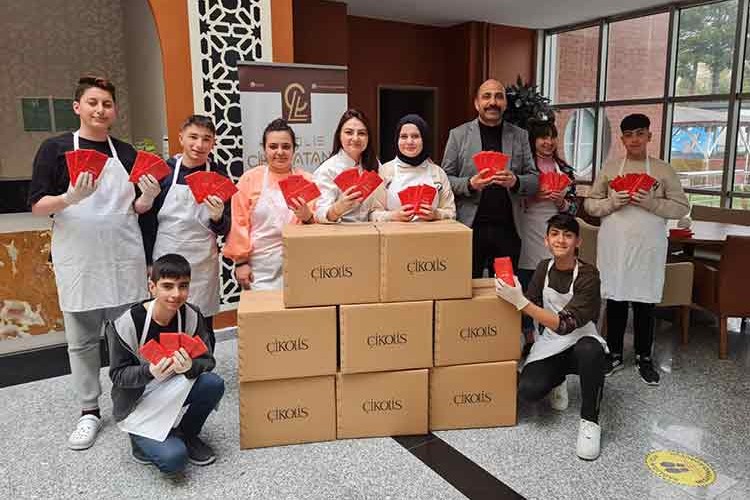 Meslek lisesinde depremzede çocuklar için çikolata üretildi