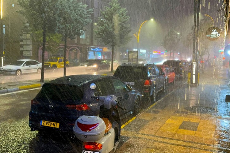 Aksaray'da sağanak su baskınlarına yol açtı