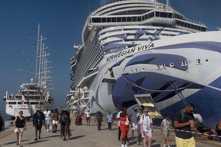 Bodrum'a iki kruvaziyer 3 bin 907 yolcu getirdi
