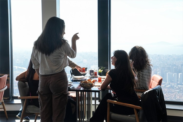 Koruma altındaki gençleri Çamlıca Kulesi'nde ağırladı