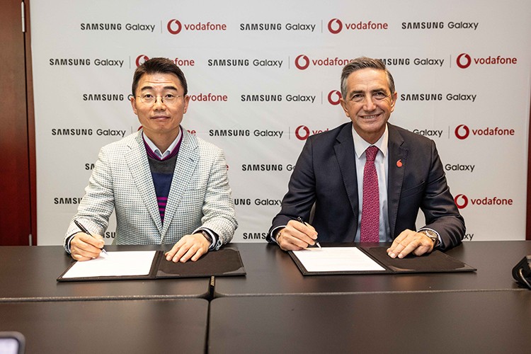 Vodafone ve Samsung'dan Mobil Dünya Kongresi'nde yeni 5G'li cihaz işbirliği