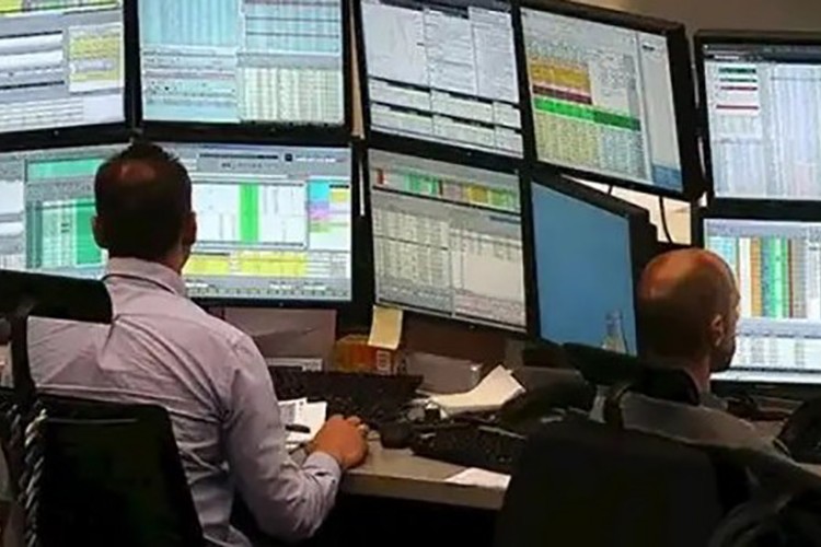 Yabancılar hisse sattı, tahvil aldı