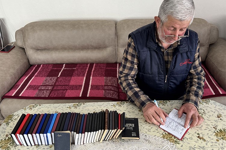 Yaşadıklarını ve çevresindeki olayları 42 yıldır günlüğüne not ediyor