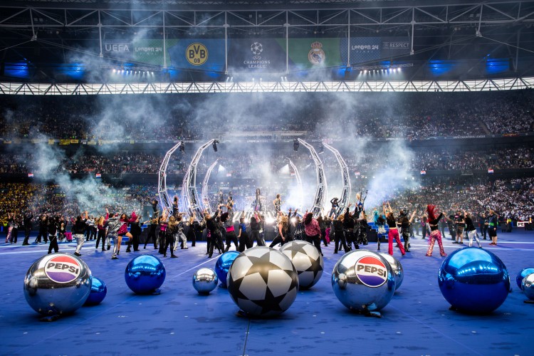 Rock ikonu Lenny Kravitz izleyenleri coşturdu