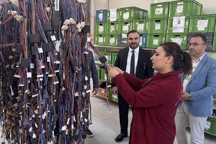 Kurduğu fabrikada yüzlerce kişiyi istihdam ediyor