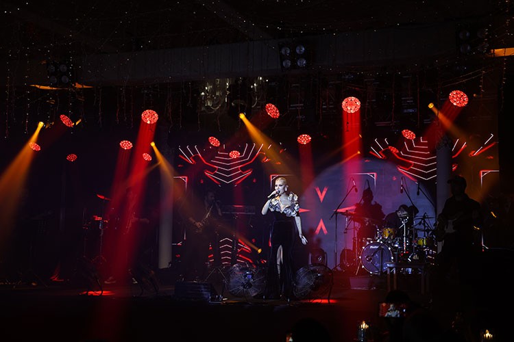 5. yılını İrem Derici konseriyle kutladı