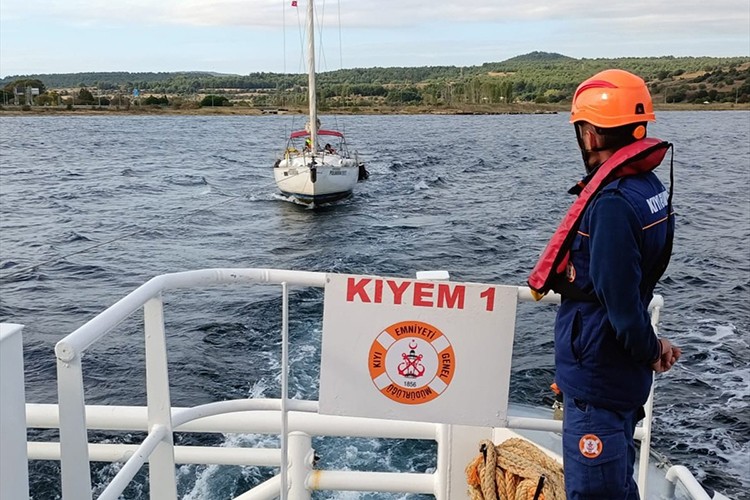 Çanakkale Boğazı'nda sürüklenen tekne kurtarıldı