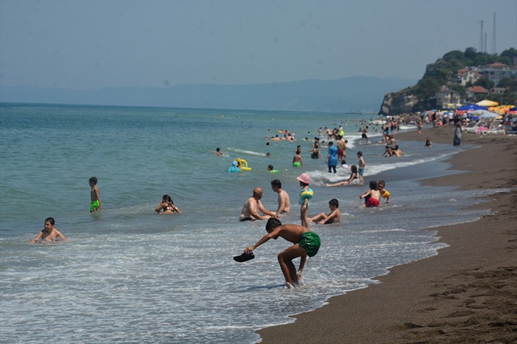 Düzce'de sıcaktan bunalanlar sahilleri ve tabiat parklarını doldurdu