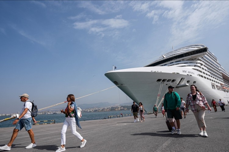 İzmir'e kruvaziyer 3 bin 641 yolcu getirdi