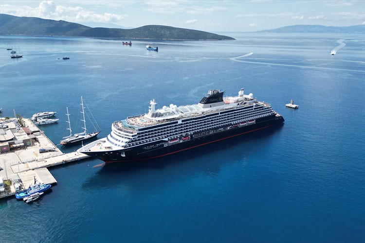 Bodrum'a "Explora I" isimli dev kruvaziyerle 590 yolcu geldi