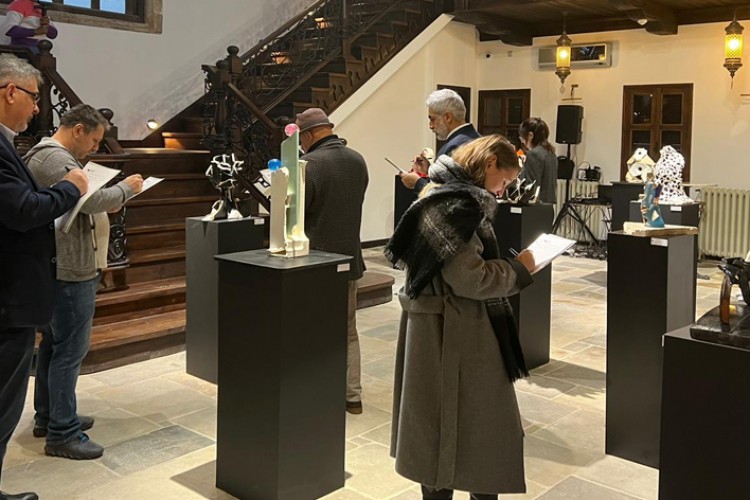 Hasarlı ürünlerden sanat eserleri yarattılar