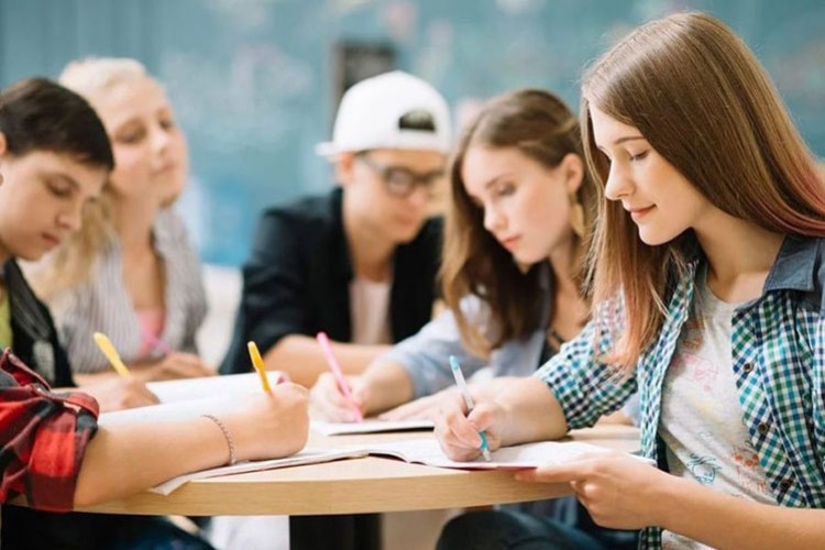 Avrupa'da 4 gençten 1'i okurken çalışıyor