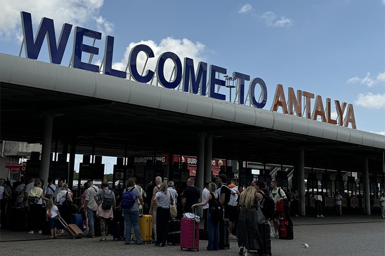 Antalya'ya gelen turist sayısı 13,5 milyonu geçti