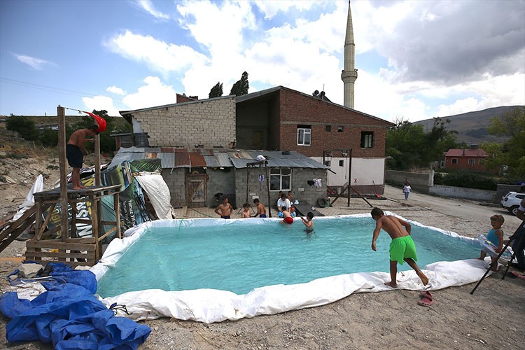 Öğretmen Berhan'ın "köy havuzu" çocukların yaz neşesi oldu