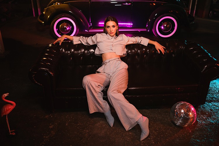 Pınar Güsar'ın yeni klibini 35 kişilik ekip çekti.