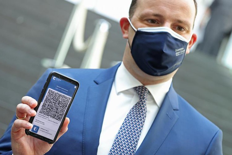 AB'nin aşı kimliği için imzalar atıldı