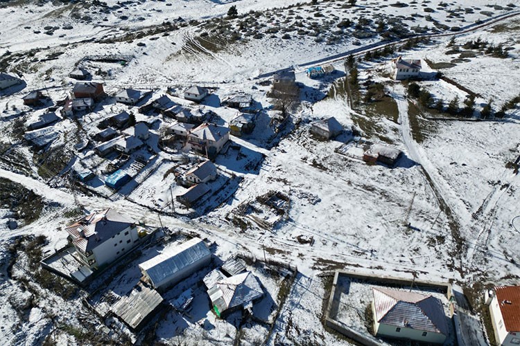 Karla kaplanan Yapraklı Büyük Yayla dron ile görüntülendi