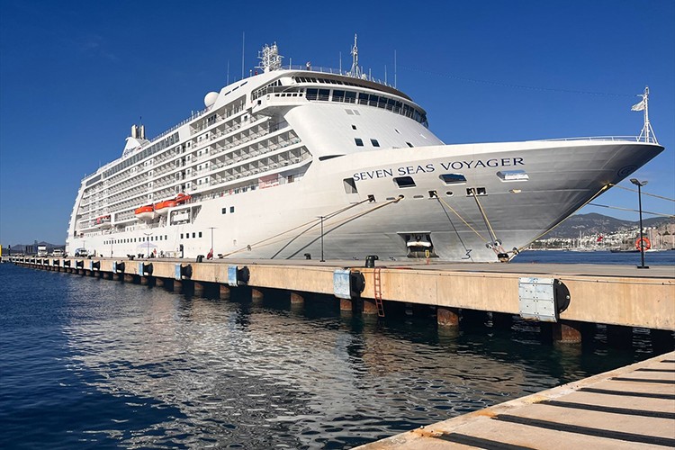 "Seven Seas Voyager" kruvaziyeri Bodrum Limanı'na demirledi