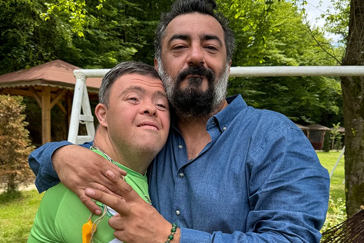 Down sendromlu gençlerden Kardeşlerim setine ziyaret