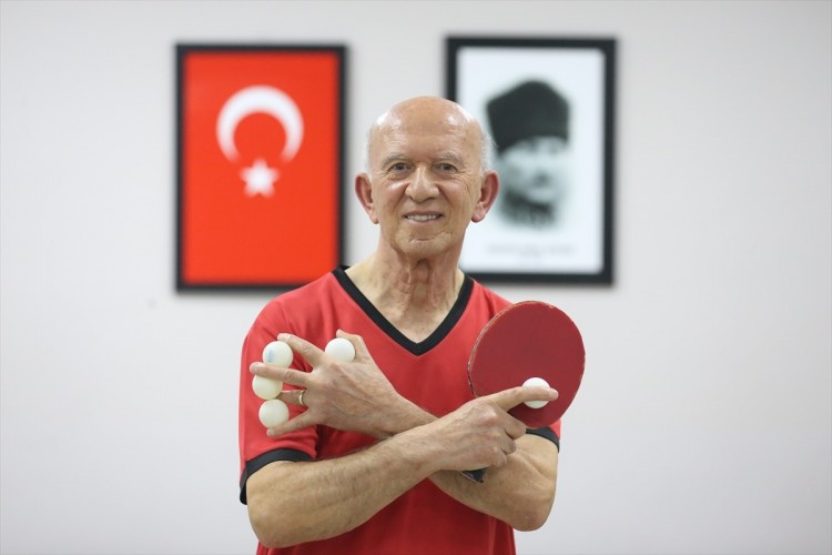 72 yaşındaki Altun turnuvalarda raket sallıyor