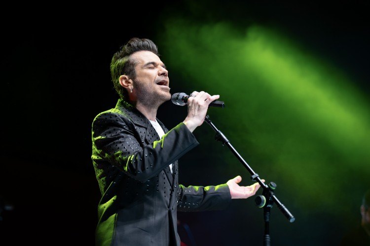 EN SEVİLEN PARÇALARINI İZMİRLİ SEVENLERİ İÇİN SESLENDİRDİ