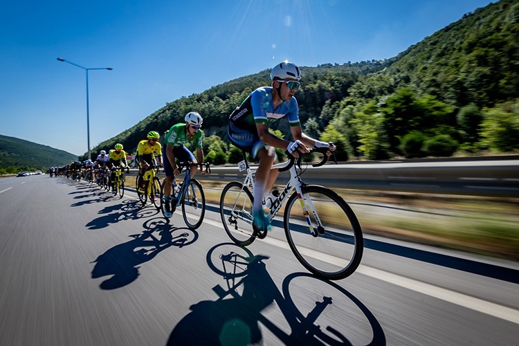 4. Etapta bisikletçiler rüzgara karşı finişe vardı