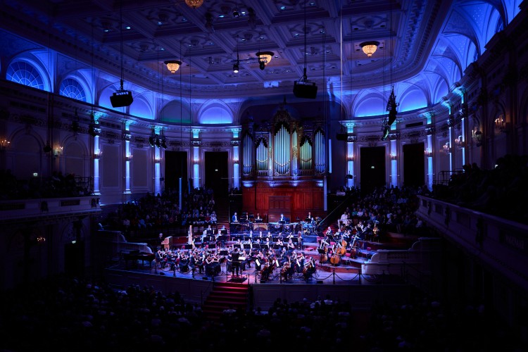 AMSTERDAM'IN TARİHİ KONSER SALONUNA DAVETLİ İLK TÜRK FİLARMONİ ORKESTRASI, AYAKTA ALKIŞLANDI