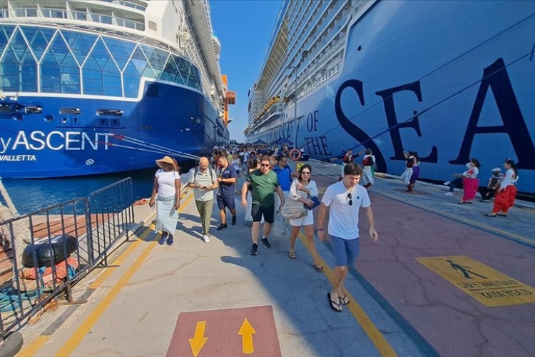 Kuşadası'na 3 kruvaziyerle 8 bin 576 turist geldi