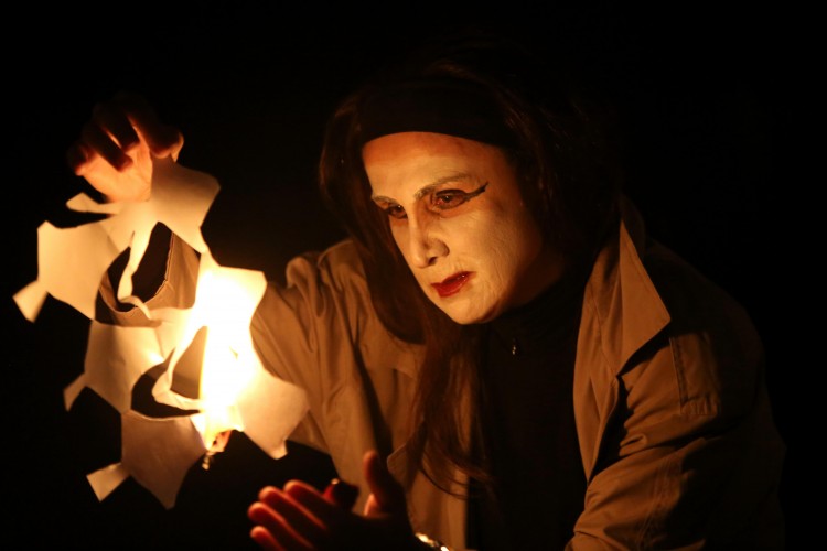 LÜBNANLI SANATÇI ve AKTİVİST HANANE HAJJ ALİ, İO TİYATRO FESTİVALİ KAPSAMINDA DasDas SAHNESİNDE!