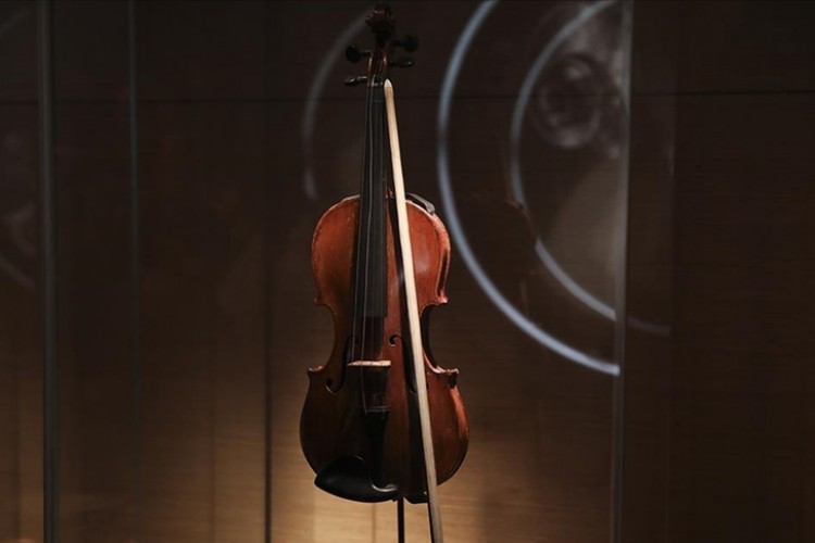 Koro şefi eserlerin solfejini hazırlamalı