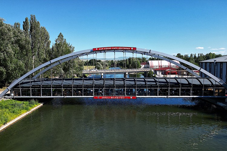 Bayburt'ta nehir üzerine yapılan cam köprü turizme katkı sağlıyor