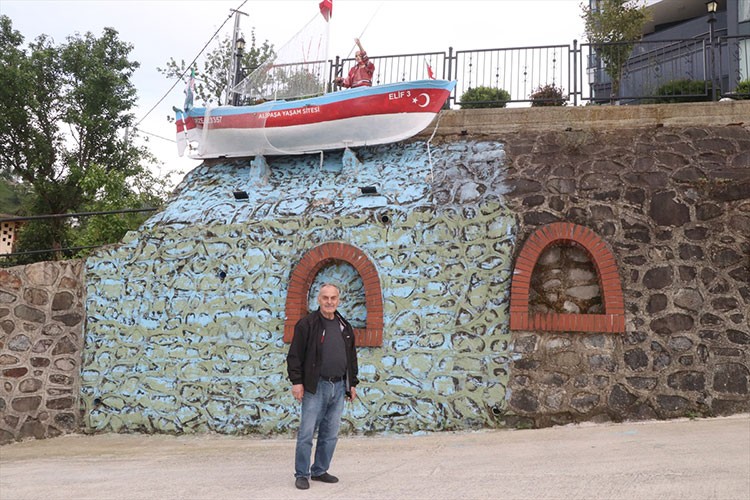 Emektar kayığını yaşadığı sitenin girişine yerleştirdi