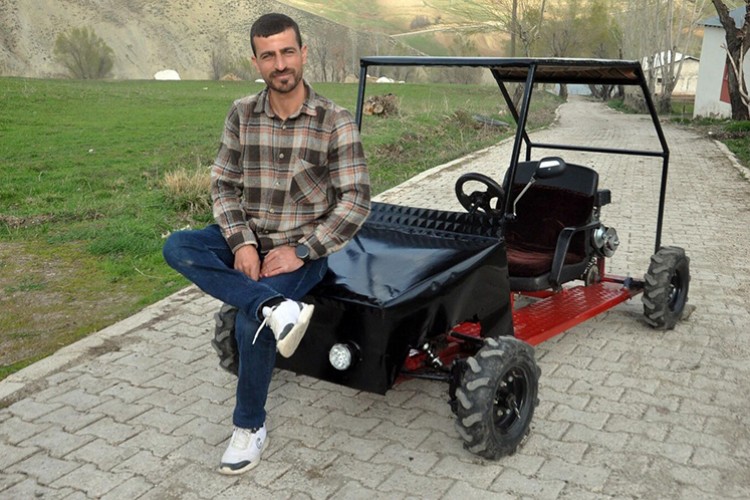 Hurdalarla 50 kilometre hızla giden araba yaptı