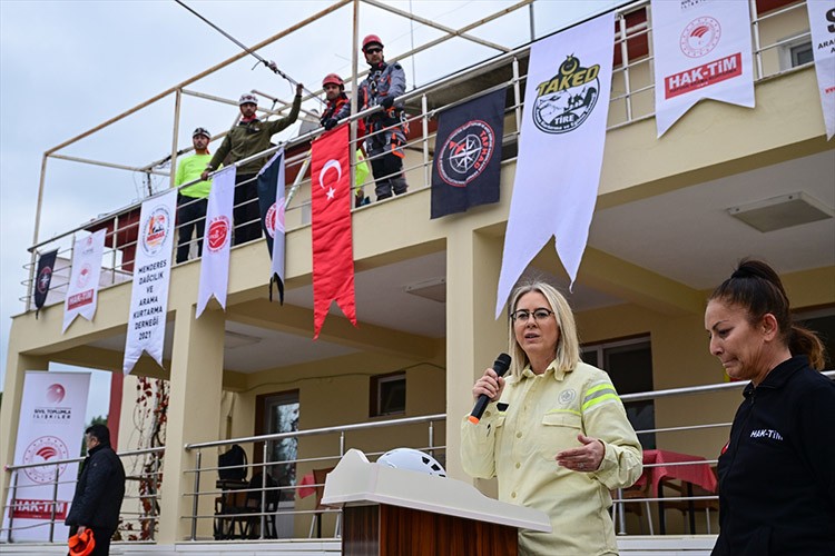 İzmir'de yangından hayvan kurtarma tatbikatı yapıldı