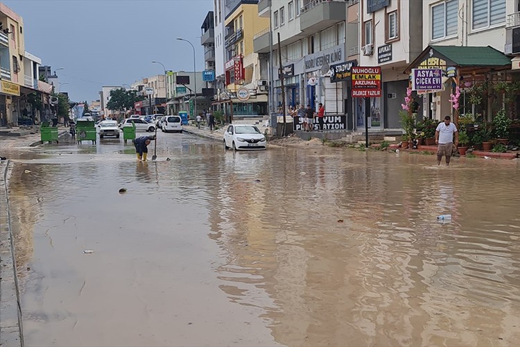 Osmaniye'de fırtına ve sağanak etkili oldu