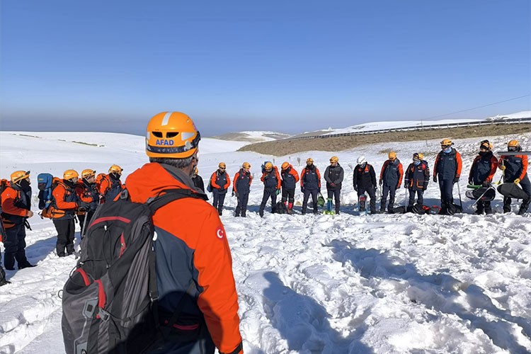 Çığda arama kurtarma eğitimleri devam ediyor