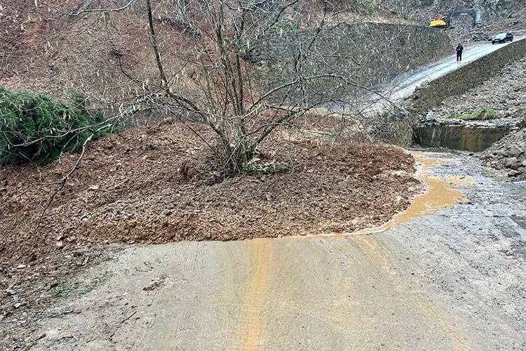 Trabzon'da mahalle yolunda heyelan meydana geldi