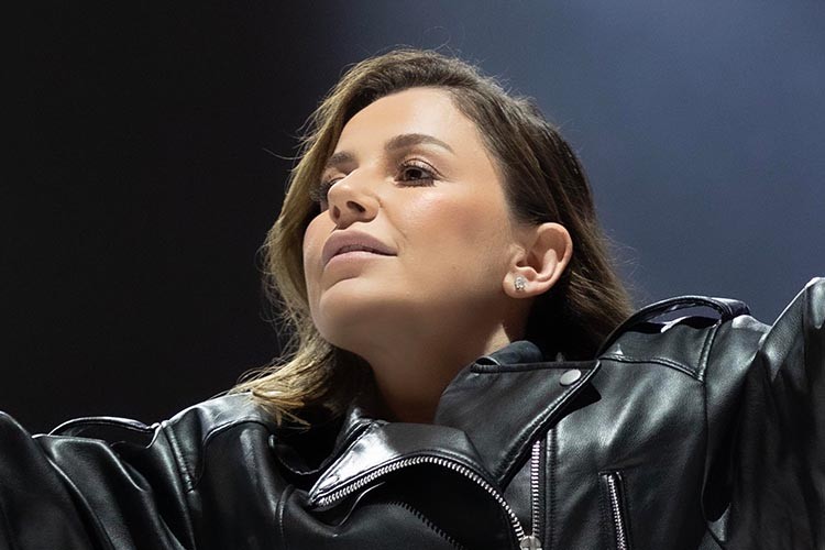 Merve Özbey binlerce kişinin sesi ve şarkılarıyla içini ısıttı