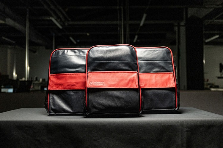 Kullanım ömrü biten kumaşları okul çantasına dönüştürdü